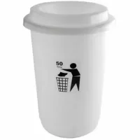 Nyitott fedeles szemetes kukák