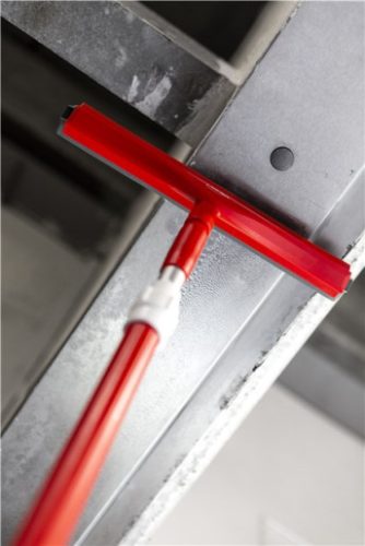 Ergonómikus teleszkópos nyél, vízáteresztő PIROS 1600-2780mm Vikan