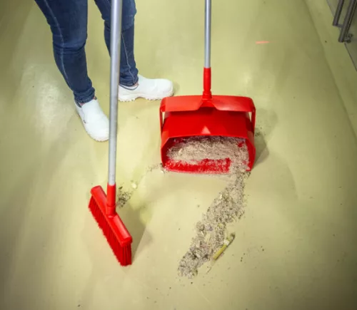 Nyeles zárható szemeteslapát seprűvel 350mm PIROS Vikan
