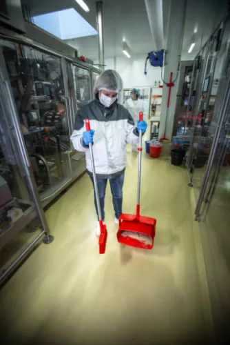 Nyeles zárható szemeteslapát seprűvel 350mm PIROS Vikan