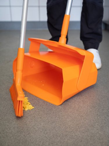 Nyeles zárható szemeteslapát seprűvel 350mm NARANCS Vikan