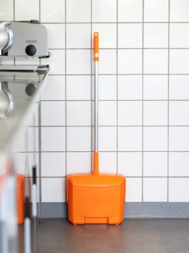 Nyeles zárható szemeteslapát seprűvel 350mm NARANCS Vikan